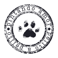 Sello decorativo en forma de huella de mascota con el texto “Pintado con amor, pelito a pelito”, diseñado por Dena Núñez.